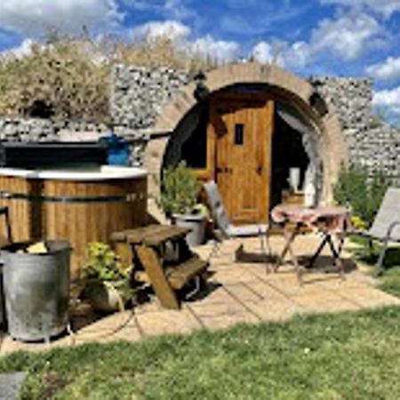 Romantic Escape Luxury Hobbit House With Hot Tub! Sheerness Exteriér fotografie