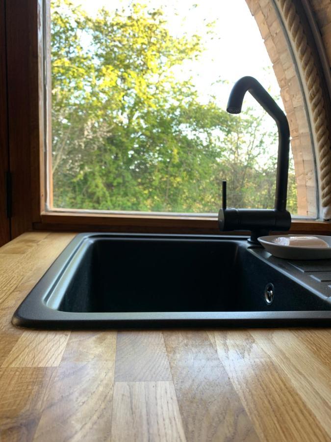 Romantic Escape Luxury Hobbit House With Hot Tub! Sheerness Exteriér fotografie