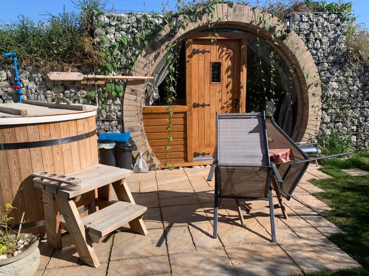 Romantic Escape Luxury Hobbit House With Hot Tub! Sheerness Exteriér fotografie
